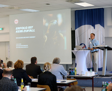 Redner bei seiner Präsentation vor den Teilnehmenden