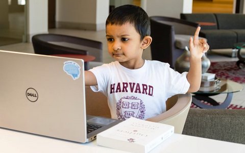 Junge am Laptop | Rohit Farmer, unsplash.com