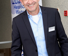 Gut gelaunter Mann im Foyer